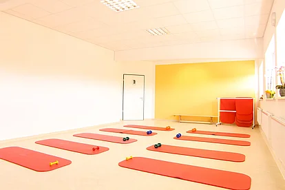Heller Raum mit Gymnastikmatten